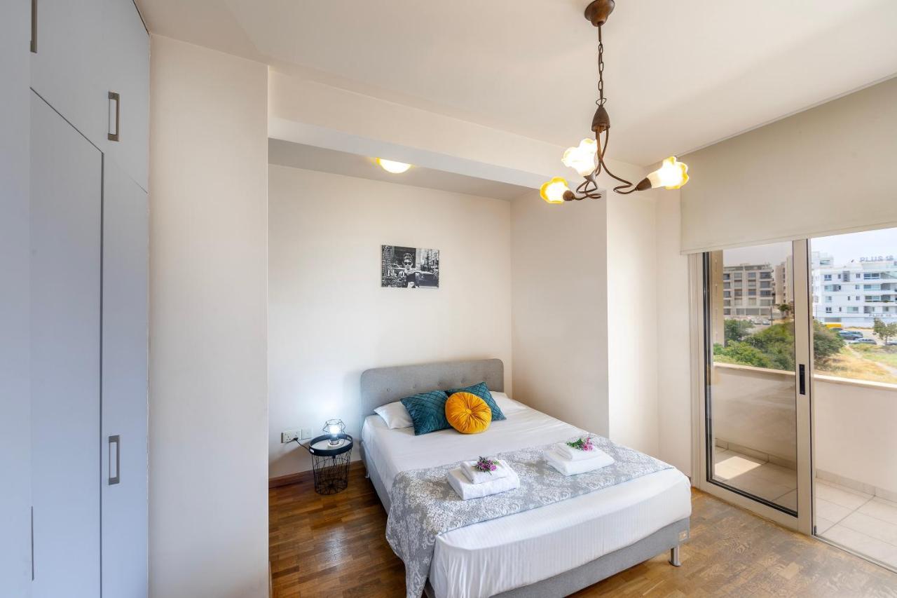 Mackenzie Beachfront Eftyhia Suite Larnaca Exterior foto